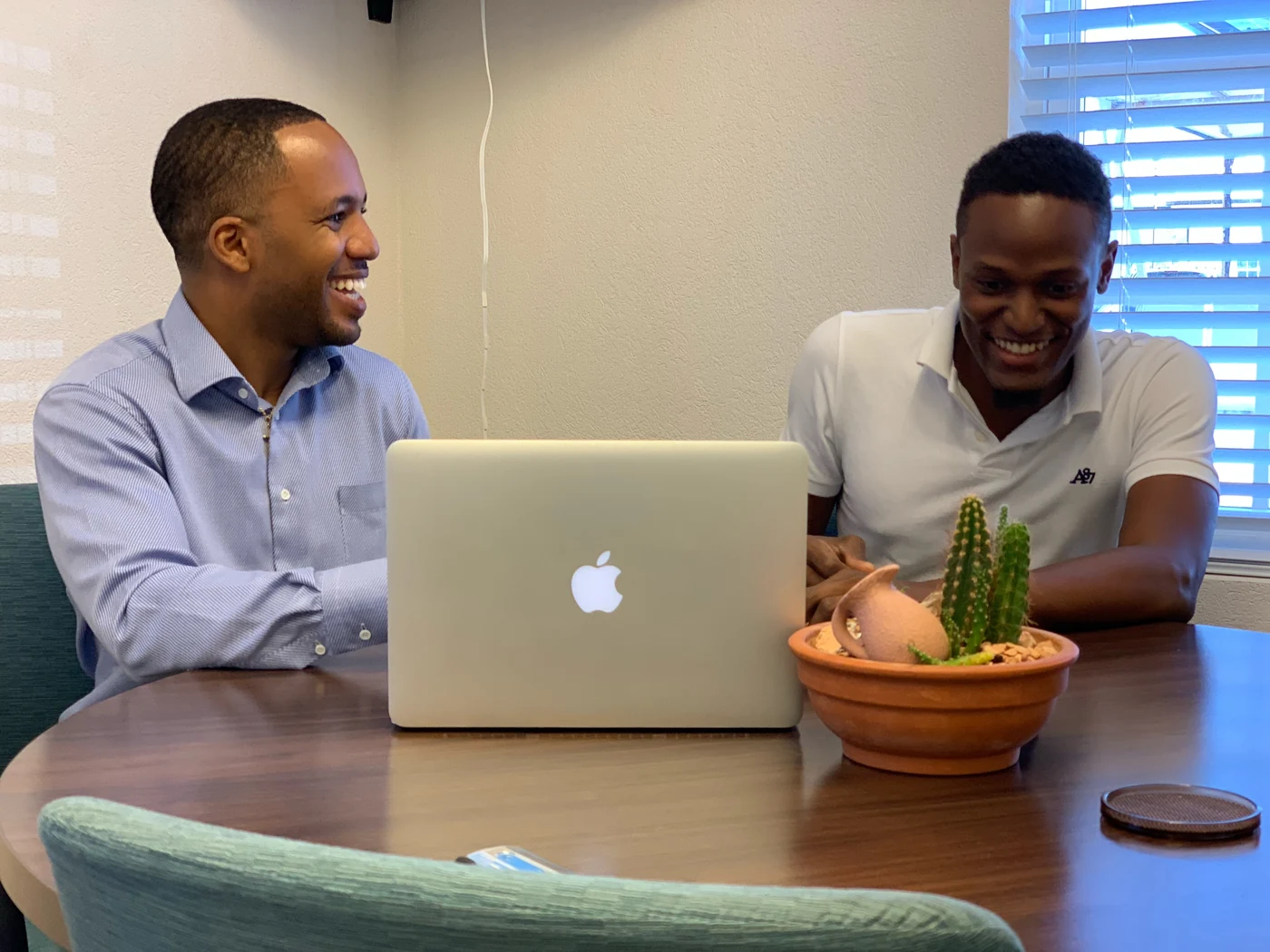 A relaxed conversation at the BIAI meeting table